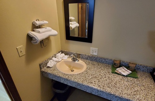 Maupin Apartment | Deschutes Motel - Sherars Falls - Queen Suite w/1 Queen Bed