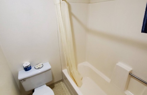 Maupin Apartment | Deschutes Motel - Sherars Falls - Queen Suite w/1 Queen Bed
