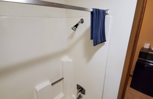 Maupin Apartment | Deschutes Motel - Sherars Falls - Queen Suite w/1 Queen Bed