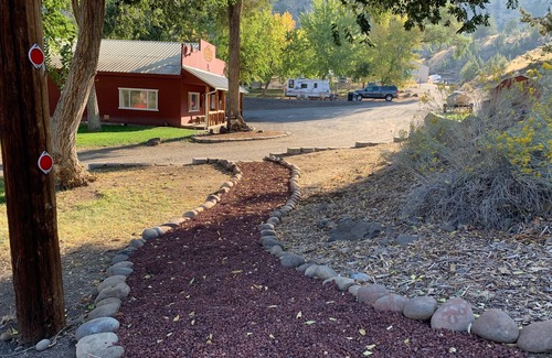 Madras Apartment | Deschutes River Fly Shop & Camp, River View Cabin Rental