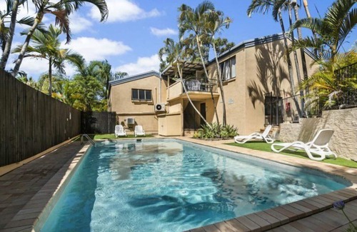 Noosa Heads Apartment | Descola 10 - On Noosa Hill this top-level unit with ocean views from the balcony