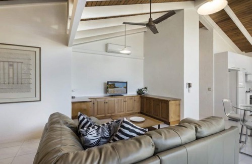 Noosa Heads Apartment | Descola 10 - On Noosa Hill this top-level unit with ocean views from the balcony