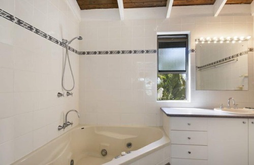 Noosa Heads Apartment | Descola 10 - On Noosa Hill this top-level unit with ocean views from the balcony
