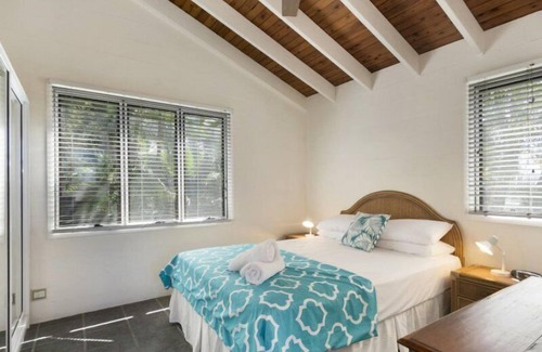 Noosa Heads Apartment | Descola 10 - On Noosa Hill this top-level unit with ocean views from the balcony