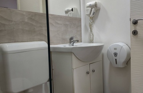 Pitesti Apartment | Descoperă confortul unei camere complet dotată.nIdeal pentru pt calatorii