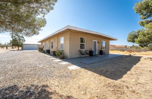 Yucca Valley House | Desert Artist Oasis- Firepit - Spa - 5 min to Joshua Tree