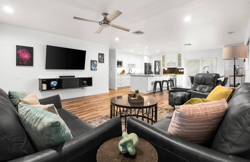 Scottsdale Highlands Estates House | Desert Bloom l 5 min to Old Town l Hot Tub