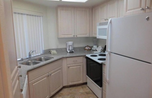 Indian Wells Condo | Desert Breezes Resort