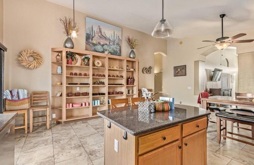 Chandler House | Desert Dame CHIC Family Retreat FREE POOL HEAT!