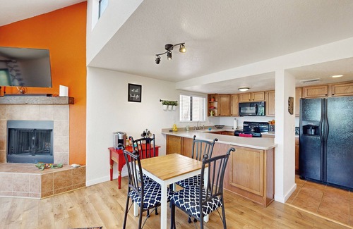 Tucson Condo | Desert Days, Starry Nights—Your Perfect Tucson Stay with Mountain Views.