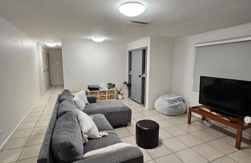 Braitling House | Desert Deluxe Entire three bedroom home