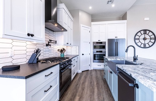 Washington House | Desert Dreaming 2 Bedroom, Den, Pet Friendly, Hot Tub EV Charger