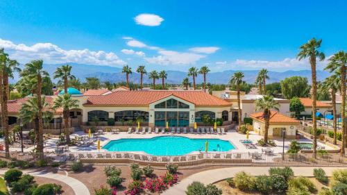 Indio House | Desert Fairway Oasis