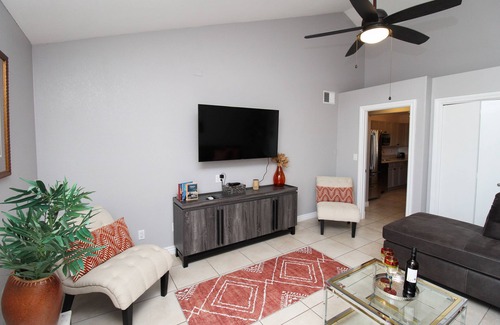 La Paz At Desert Springs House | Desert Jewel: Luxurious Retreat & Poolside Bliss