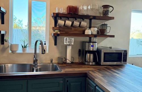 Twentynine Palms House | Desert Oasis-Hot Tub-Romantic Getaway-Writer's/Artist's studio-7 min from JTNP