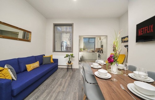 Golborne Cottage | Desert Orchid Cottage by Stone Pit Apartments