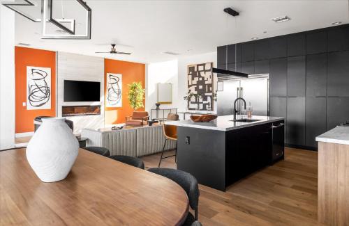 Southwest Village House | Desert Palm Luxury Space - Walk To Old Town!