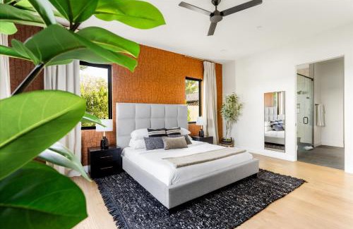 Southwest Village House | Desert Palm Luxury Space - Walk To Old Town!