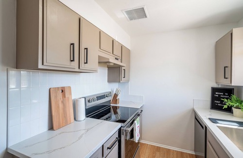 Yucca Valley House | Desert Retreat, Hot tub, views, fire pit, games, EV charger