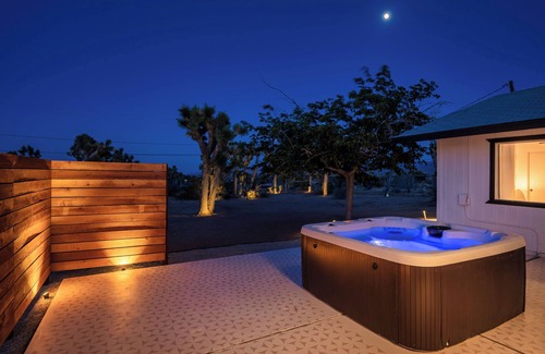 Yucca Valley House | Desert Retreat, Hot tub, views, fire pit, games, EV charger