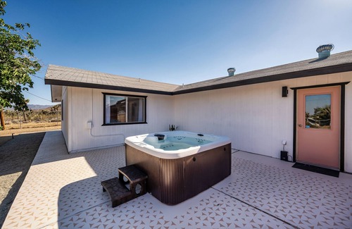 Yucca Valley House | Desert Retreat, Hot tub, views, fire pit, games, EV charger