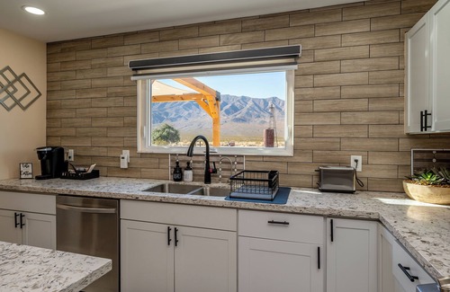 Mojave Desert House | Desert Retreat-Charming 2-bedroom house with a View