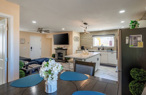 Mojave Desert House | Desert Retreat-Charming 2-bedroom house with a View
