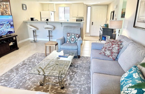 Palm Desert House | Desert Retreat with Golf course and Mountain views. Pickle Ball, Tennis, Pools!
