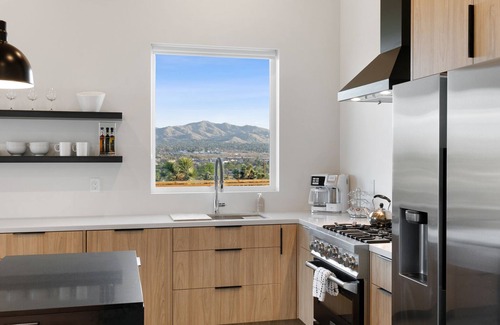 Yucca Valley House | 🌵 Desert Ridge - Hot Tub, Fire Pit, BBQ, Out Door Shower & Star Gazing 🌵