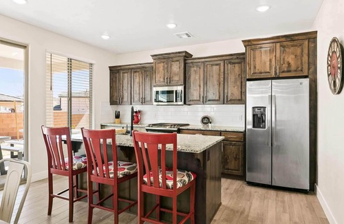 Sienna Hills House | Desert Rose, Newer Home, Community Pool!