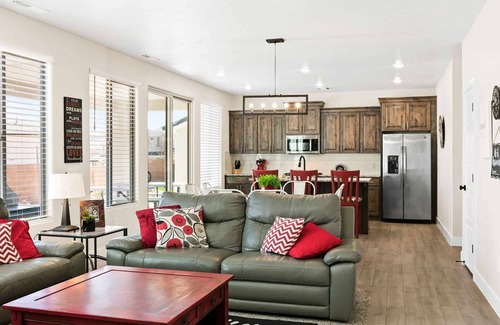 Sienna Hills House | Desert Rose, Newer Home, Community Pool!