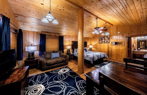 Bluff Hotel | Desert Rose Resort & Cabins