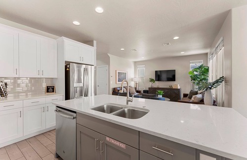 Sienna Hills House | Desert Serenity: Community Pool + Hot Tub, Ping Pong Table!