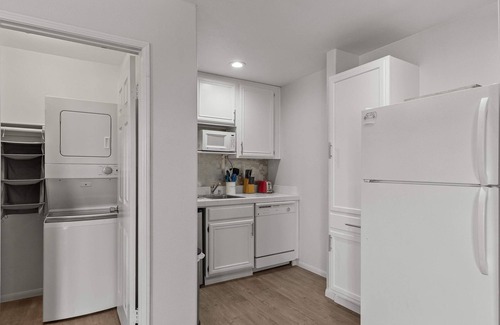 Palm Springs Apartment | Desert Studio patio, fire-pit, parking washer/dryer