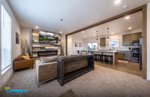 Kanab House | Desert Tracks Family Getaway Hot Tub and Patio