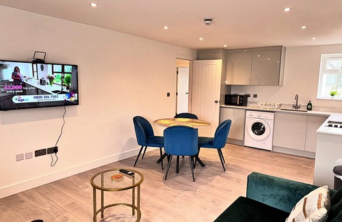 Elmbridge Apartment | Desford Delight: Modern 1Bedroom Near Heathrow Airport w/EV Charger
