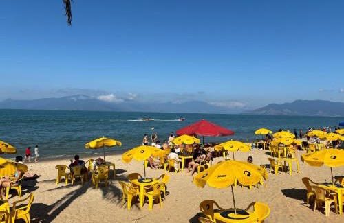 Martim de Sa Apartment | Desfrute bons momentos na praia Martim de Sá Pé na areia Aceitamos Pet pequeno porte