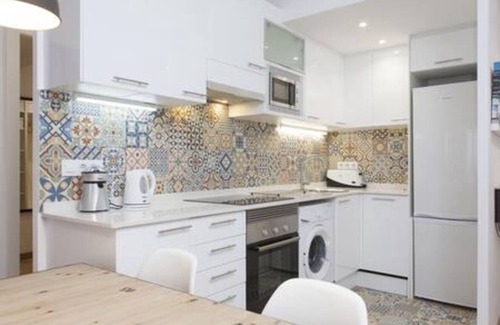 El Port Apartment | Designer Apt near FIRA Balcony/5PP/WIFI/SMART TV by MyRentalHost