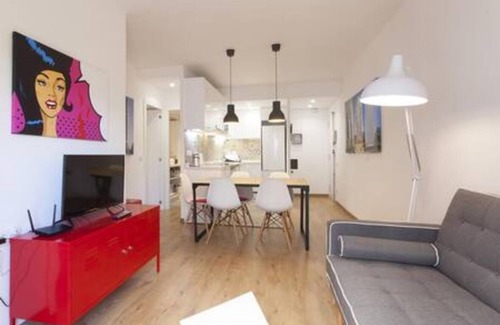 El Port Apartment | Designer Apt near FIRA Balcony/5PP/WIFI/SMART TV by MyRentalHost