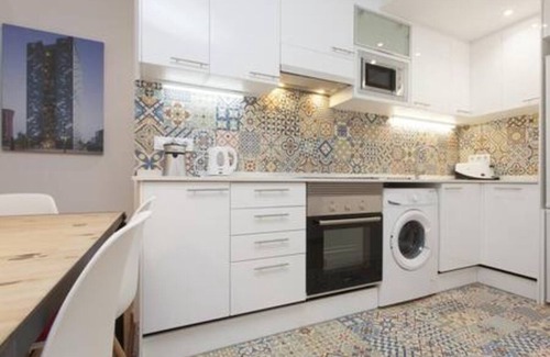 El Port Apartment | Designer Apt near FIRA Balcony/5PP/WIFI/SMART TV by MyRentalHost
