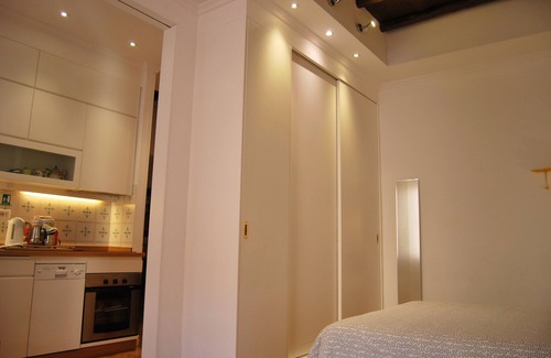 Testaccio Apartment | Design Apartment-Spotless-Rome cent-Bus & Metro-Airport train-AC-WiFi-Kitchen