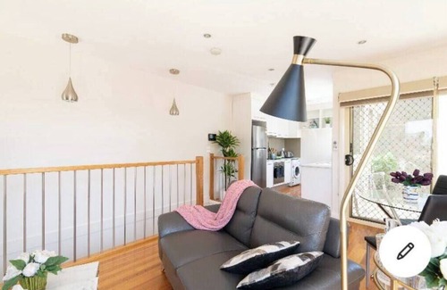 Glenroy Apartment | Design/bright/cosy townhouse between airport &city