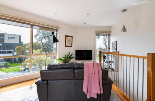 Glenroy Apartment | Design/bright/cosy townhouse between airport &city