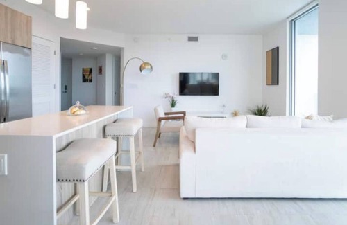 Northeast Miami Apartment | Design District Condo w pool, parkingn