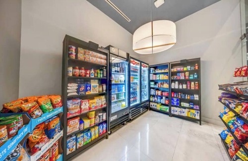 Northeast Miami Apartment | Design District Condo w pool, parkingn