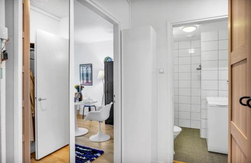 Punavuori Apartment | Design District w King Bed, Netflix, tram and bus nearby