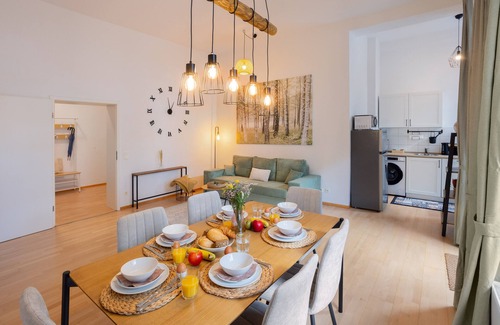 Wesel Apartment | Design & history I king beds+kitchen+parking