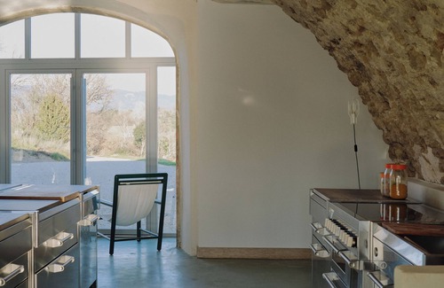 Villelaure Apartment | Design studio with terrace in the heart of the Luberon