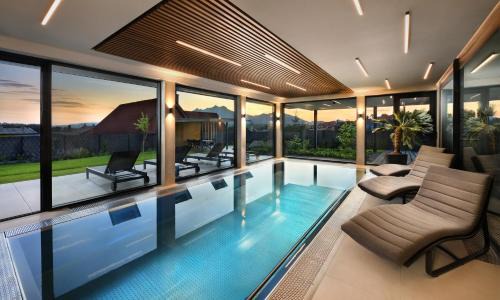 Kezmarok Apartment | Design Villa Stella private pool & spa