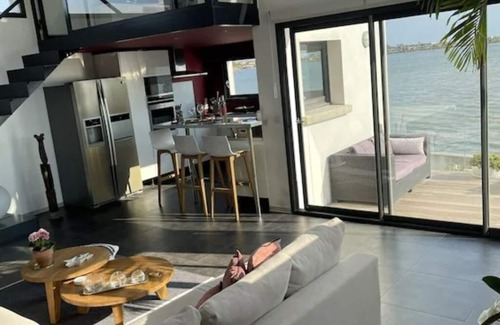Perols House | Design villa with panoramic pond view and jacuzzi